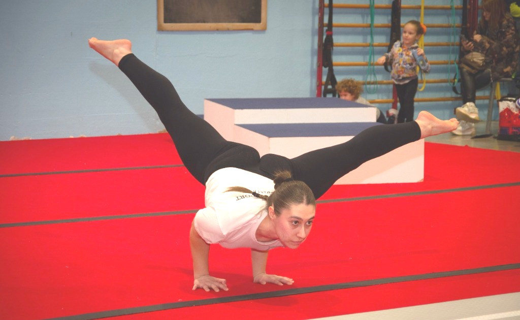 Corso di acrobatica adulti a Cesena - Principianti e avanzati